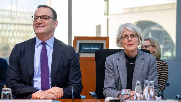 Corona-Aufarbeitung im Bundestag: Jens Spahn und die fr&uuml;here Sonderermittlerin Margaretha Sudhof. - &copy; Soeren Stache/dpa