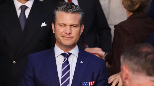 Hegseth hatte Probleme mit seinem Flug. - &copy; Omar Havana/AP/dpa