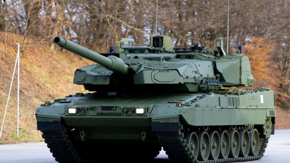 Der Leopard 2 A8 bei der ersten öffentlichen Präsentation Ende November (Archiv) - © Sven Hoppe/dpa