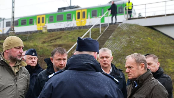 Ministerpr&auml;sident Tusk besichtigte die besch&auml;digte Eisenbahnstrecke. - &copy; KPRM/AP/dpa