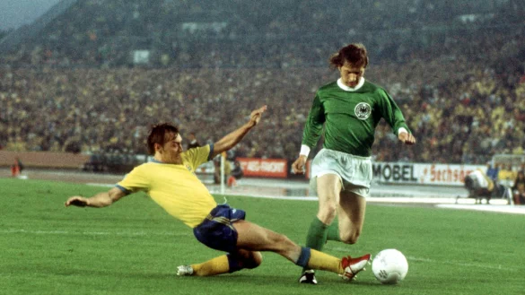 Dieter Herzog (r) gewann mit dem Team der Bundesrepublik Deutschland die Fu&szlig;ball-Weltmeisterschaft 1974. - &copy; Karl Schn&ouml;rrer/dpa