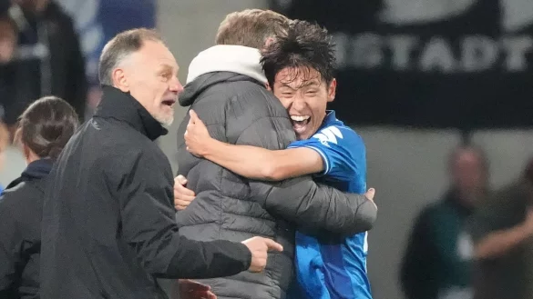 Der Darmst&auml;dter Hiroki Akiyama leitete das Darmst&auml;dter Torfestival gegen Schalke ein. - &copy; Marc Sch&uuml;ler/dpa