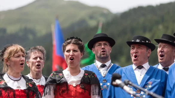 In der Schweiz ist man stolz auf die Kunst des Jodelns. (Archivbild) - © Arno Balzarini/KEYSTONE/dpa