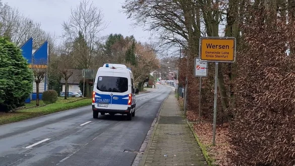 Die Polizei war an einer Berufsschule im Norden Nordrhein-Westfalens an der Grenze zu Niedersachsen im Einsatz. - &copy; Michael Neumann/dpa
