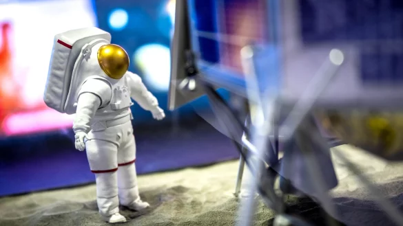 Das Model eines Astronauten in den Veranstaltungsr&auml;umen am Vorabend der Esa-Ministerratstagung. - &copy; Sina Schuldt/dpa