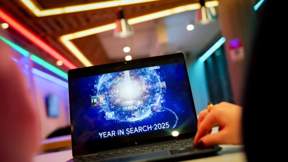 Welches waren die Google-Suchtrends 2025? Politische Themen und sportliche Großereignisse haben auch die Internetsuche von Millionen Nutzern in Deutschland bestimmt. - © Christian Charisius/dpa