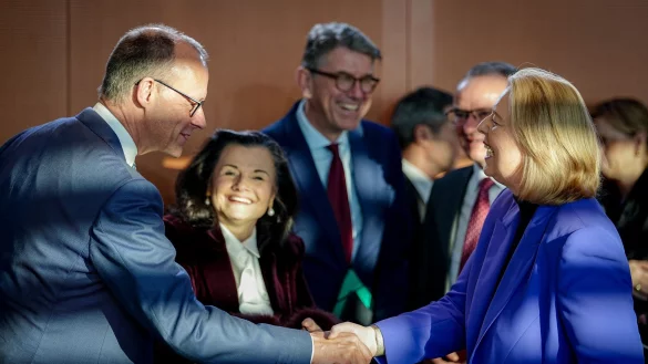 Kanzler Merz und Ministerin Bas wirken im Kabinett zufrieden. - &copy; Kay Nietfeld/dpa