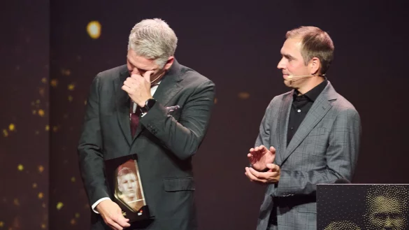 Bastian Schweinsteiger (l) z&auml;hlt jetzt zu den Mitgliedern der Hall of Fame des deutschen Fu&szlig;balls. - &copy; Bernd Thissen/dpa