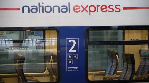 National Express fährt ab September sein wegen Personalmangels gekürztes Angebot wieder hoch. (Archivbild) - © Henning Kaiser/dpa