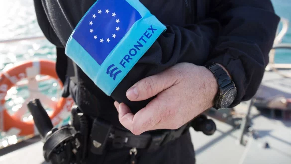 Die europ&auml;ische Grenzschutzagentur Frontex sieht sich mit Schadenersatzklagen von Schutzsuchenden konfrontiert. (Archivbild) - &copy; Christian Charisius/dpa