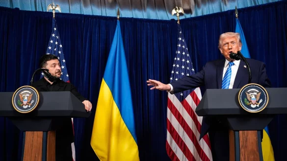 Selenskyj zeigte sich bei Pressekonferenz mit Trump sichtlich erstaunt. - &copy; Alex Brandon/AP/dpa