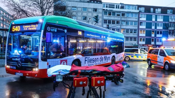 Der Bus erfasste den Elfjährigen auf seinem Weg zur Schule. - © Alex Talash/dpa