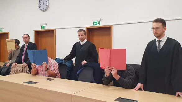 Mit Gest&auml;ndnissen hat der Prozess um die illegale Entsorgung von L&ouml;schschaum in Krefeld begonnen. - &copy; Martin H&ouml;ke/dpa