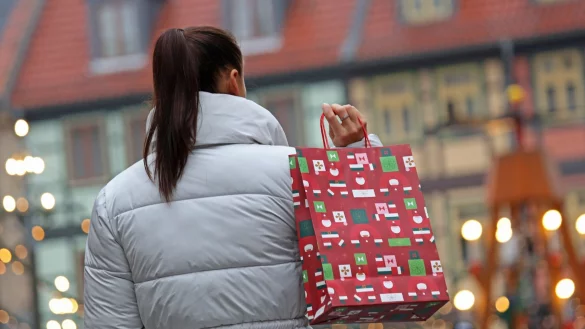 Die meisten Menschen geben laut Umfrage Geschenke zur&uuml;ck, die nicht gefallen. - &copy; Matthias Bein/dpa