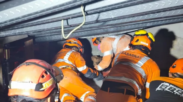 Die Retter haben mehrere Menschen lebend geborgen. - &copy; -/Basarnas/XinHua/dpa