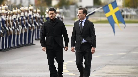 Der ukrainische Pr&auml;sident Wolodymyr Selenskyj (links) wurde am Mittwoch von Regierungschef Ulf Kristersson (rechts) in Link&ouml;ping begr&uuml;&szlig;t. - &copy; Fredrik Sandberg/TT News Agency via AP/dpa