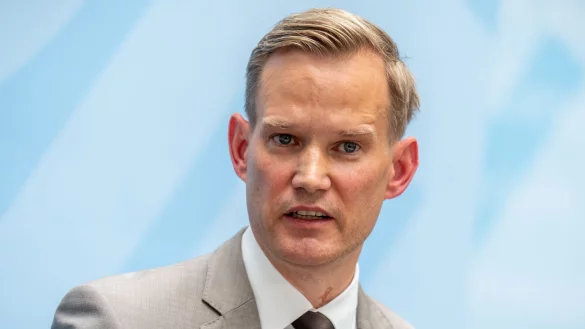 Hendrik Streeck stellt klar: Ihm geht es in der Debatte nicht ums Sparen. (Archivbild) - &copy; Michael Kappeler/dpa