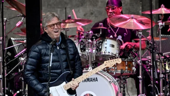 Der Musiker Eric Clapton kommt im Mai 2026 für drei Konzerte in Mannheim, Köln und München nach Deutschland. (Archivbild) - © Britta Pedersen/dpa