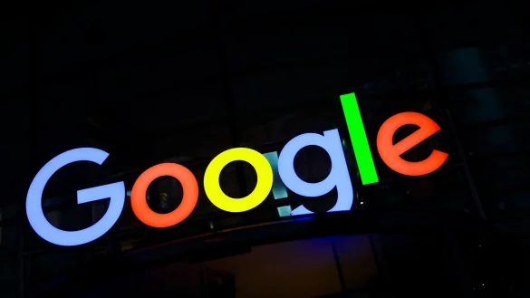 Google könnte nach Ansicht der EU-Kommission auf dem KI-Markt gegen Wettbewerbsrecht verstoßen haben. (Archivbild) - © Christian Charisius/dpa