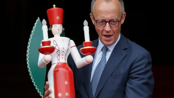 Kanzler Friedrich Merz (CDU) feiert mit Gattin, Kindern und Enkelkindern ganz traditionell Weihnachten. (Archivbild) - &copy; Jan Woitas/dpa