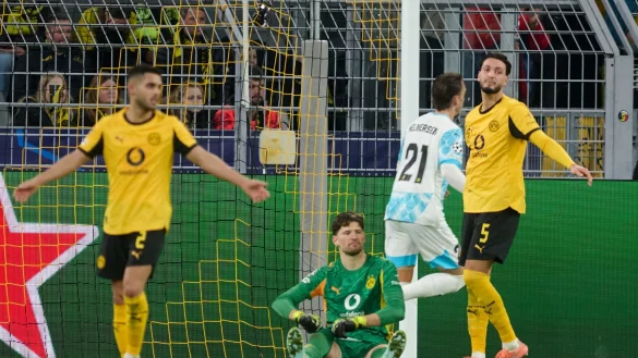 Die BVB-Profis waren nach dem 2:2 gegen den norwegischen Außenseiter bedient - © Bernd Thissen/dpa