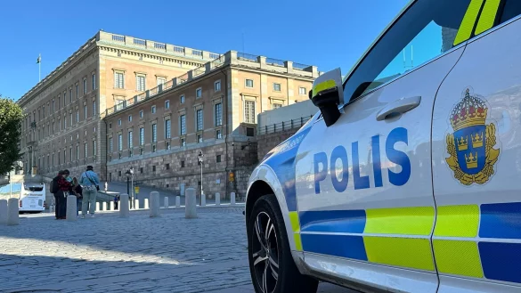 Ein Polizeiauto steht im Herzen von Stockholm vor dem K&ouml;nigsschloss. Nicht weit von dem Schloss entfernt befindet sich auch der Park Kungstr&auml;dg&aring;rden. (Illustration) - &copy; Steffen Trumpf/dpa
