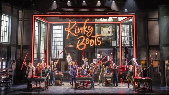 &laquo;Kinky Boots&raquo; erz&auml;hlt die Geschichte von Charlie Price, der die angeschlagene Schuhfabrik seines toten Vaters erbt. - &copy; Johan Persson/ATG Entertainment/dpa