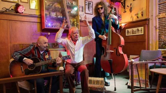 Nur mit Gitarrist und Bassist steht Schneider ab 2026 wieder auf der B&uuml;hne. Er selbst wechselt zwischen verschiedenen Instrumenten. - &copy; Rolf Vennenbernd/dpa