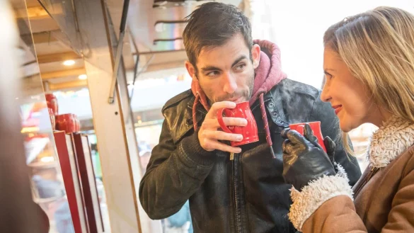 Für Punsch gibt es keine gesetzlich festgelegte Rezeptur - anders als bei Glühwein. - © Christin Klose/dpa-tmn