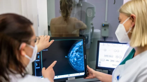 Andalusien in Südspanien wird derzeit von einem Skandal um Fehler bei der Früherkennung von Brustkrebs erschüttert. Tausende Frauen erhielten ihre teils verdächtigen Befunde erst mit monatelanger Verzögerung. (Illustration) - © Michael Hanschke/dpa