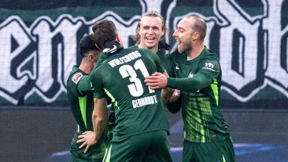 Doppeltorschütze für Wolfsburg: Offensivmann Patrick Wimmer (M.). - © David Inderlied/dpa