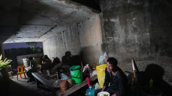 Thail&auml;ndische Einwohner suchen Schutz vor K&auml;mpfen an der Grenze zu Kambodscha in einem Schutzraum. (Foto aktuell) - &copy; Sakchai Lalit/AP/dpa