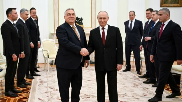 Kremlchef Wladimir Putin (r) und der ungarische Ministerpräsident Viktor Orban sprechen im Kreml auch über stabile und günstige Öl- und Gaslieferungen. - © Alexander Nemenov/Pool AFP via AP/dpa