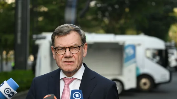 Außenminister Johann Wadephul (CDU) äußert sich zum Abschluss seines Besuchs in China auf eine Frage hin auch zu den Verhandlungen über eine Friedenslösung in der Ukraine. - © Soeren Stache/dpa