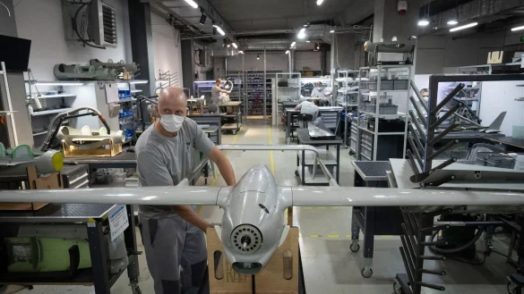 Die Ukraine gilt mittlerweile unter anderem im Bereich der Drohnenproduktion als Vorbild. (Archivbild) - &copy; Efrem Lukatsky/AP