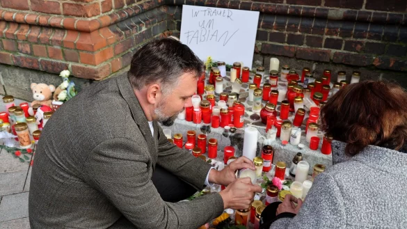 Jens-Peter Schulz, Pastor der Ev.-Luth. Pfarrgemeinde Güstrow, ist es ein Trost, dass die Menschen in Güstrow mit ihrer Trauer und Anteilnahme zusammenkommen. - © Bernd Wüstneck/dpa