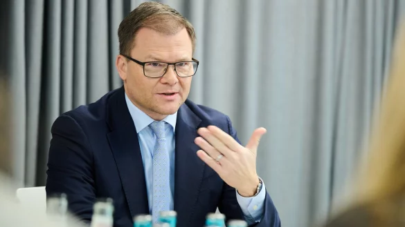 Als Umweltminister ist Carsten Schneider auch f&uuml;r den deutschen Atomm&uuml;ll zust&auml;ndig - und will die Suche nach einer dauerhaften Lagerst&auml;tte nun schneller machen. - &copy; Annette Riedl/dpa