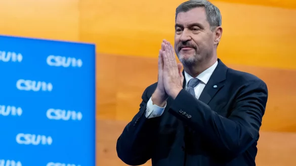 Große Freude sieht anders aus: CSU-Chef Söder bleibt im Amt, aber seine Parteibasis hat ihm einen schmerzhaften Parteitag bereitet. - © Sven Hoppe/dpa