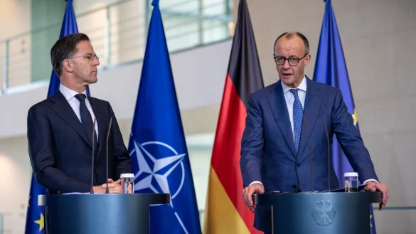 Kanzler Merz und Nato-Generalsekretär Rutte treten gemeinsam vor die Presse. - © Michael Kappeler/dpa