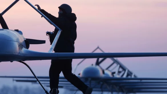 Russland will sich durch die Abschaltung des mobilen Internets an strategisch wichtigen Objekten besser vor ukrainischen Drohnenangriffen sch&uuml;tzen. (Archivbild) - &copy; Evgeniy Maloletka/AP/dpa