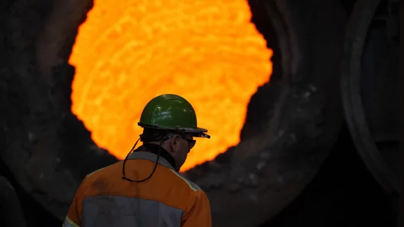 Branche in der Krise: Gestiegene Energiepreise, Billigimporte vor allem aus China, Kosten f&uuml;r den Umbau hin zu einer klimafreundlicheren Stahlproduktion sowie hohe US-Z&ouml;lle bereiten der Stahlindustrie Probleme. (Archivbild) - &copy; Sebastian Kahnert/dpa