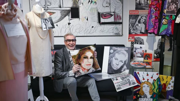 Ein kleiner Schrein: Visagist Ren&eacute; Koch erinnert an seine Hilde. - &copy; Jens Kalaene/dpa