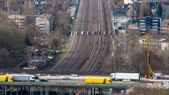 Die Bahngleise unter dem Autobahnkreuz Kaiserberg werden Anfang 2026 erneut für vier Wochen gesperrt. (Archivbild) - © Christoph Reichwein/dpa