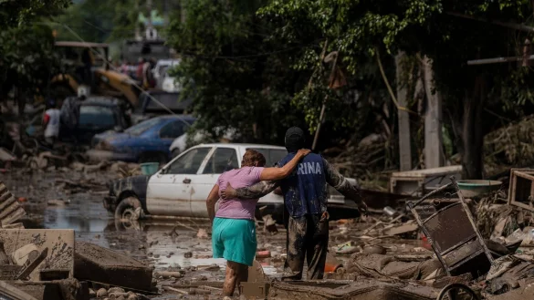 Überschwemmungen und Erdrutsche haben vielen Straßen unpassierbar gemacht. - © Felix Marquez/AP/dpa