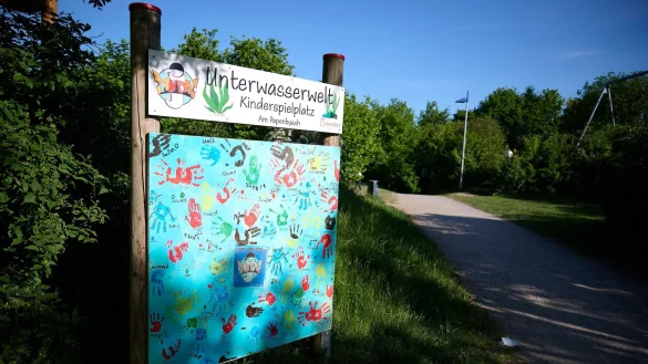 In einer Nacht im Mai wurde der Spielplatz zum Tatort - nun sind der Hauptt&auml;ter und mehrere Beteiligte verurteilt worden. (Archivbild) - &copy; Bernd Thissen/dpa