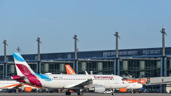 Eurowings-Maschine am Flughafen - einsteigen mit gutem Gewissen, weil man Klimaschutzprojekte unterstützt hat? (Archivbild) - © Patrick Pleul/dpa-Zentralbild/dpa