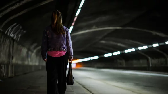 Frauen fühlen sich im öffentlichen Raum häufiger unsicher als Männer. - © Christoph Reichwein/dpa