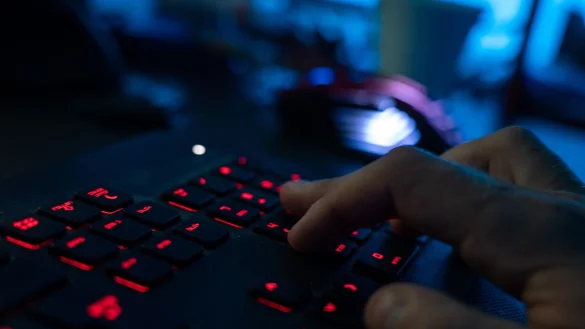 In den Niederlanden steht ein junger Mann vor Gericht, der im Internet Jugendliche zu Gewalttaten bis hin zu Mord und Suizid gezwungen haben soll. (Symbolbild) - &copy; Nicolas Armer/dpa/dpa-tmn