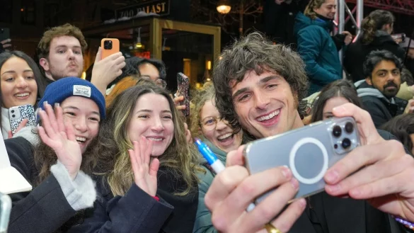 Nahbar, lieb, s&uuml;&uuml;&uuml;&uuml;&szlig;: Schauspieler Jacob Elordi macht auch mal Selfies mit Fans. (Archivbild) - &copy; Soeren Stache/dpa