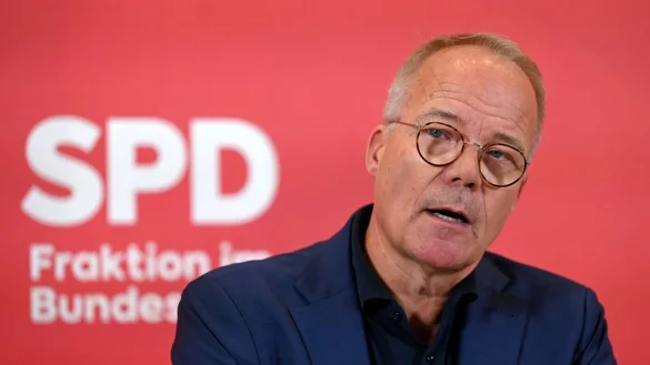 Eine Einigung beim Verbrenner-Aus steht laut SPD-Fraktionschef Miersch bevor. (Archivbild) - &copy; Elisa Schu/dpa